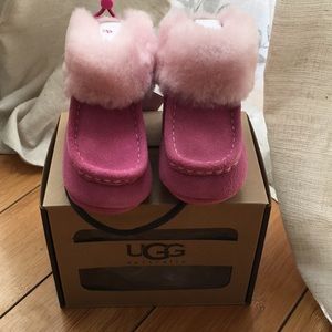 New UGG infant boot Gage. Rose moctoe crib